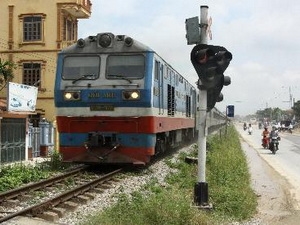 Một điểm giao cắt đường sắt với đường ngang tại xã Liên Ninh, huyện Thanh Trì (Hà Nội) đã được lắp hệ thống cảnh báo tự động.